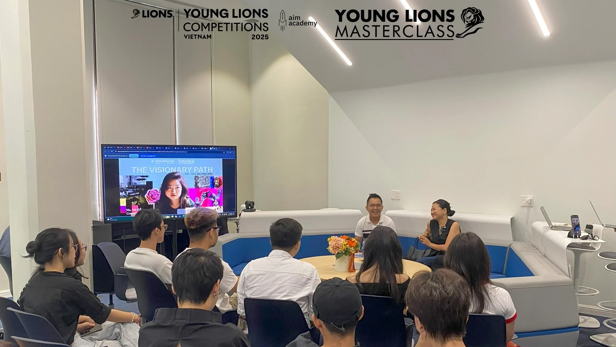 Đội thi tham gia Vietnam Young Lions 2023 đang thảo luận kế hoạch trong một phiên brainstorming căng thẳng