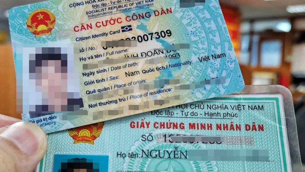 Thí sinh làm việc với hồ sơ và giấy tờ cần thiết khi tham gia Vietnam Young Lions